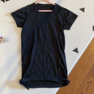Black size 6 lululemon work out dry fit t shirt